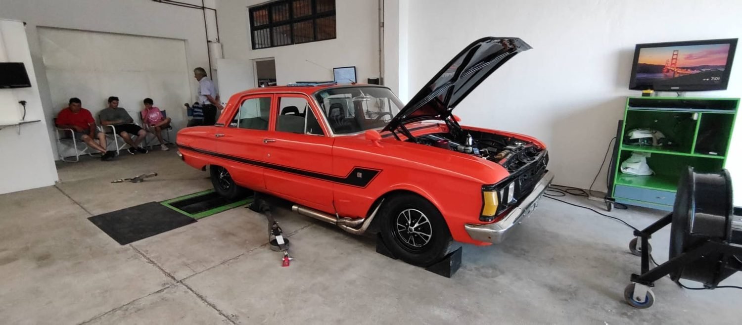 Ford Falcon de un cliente en el banco de rodillos