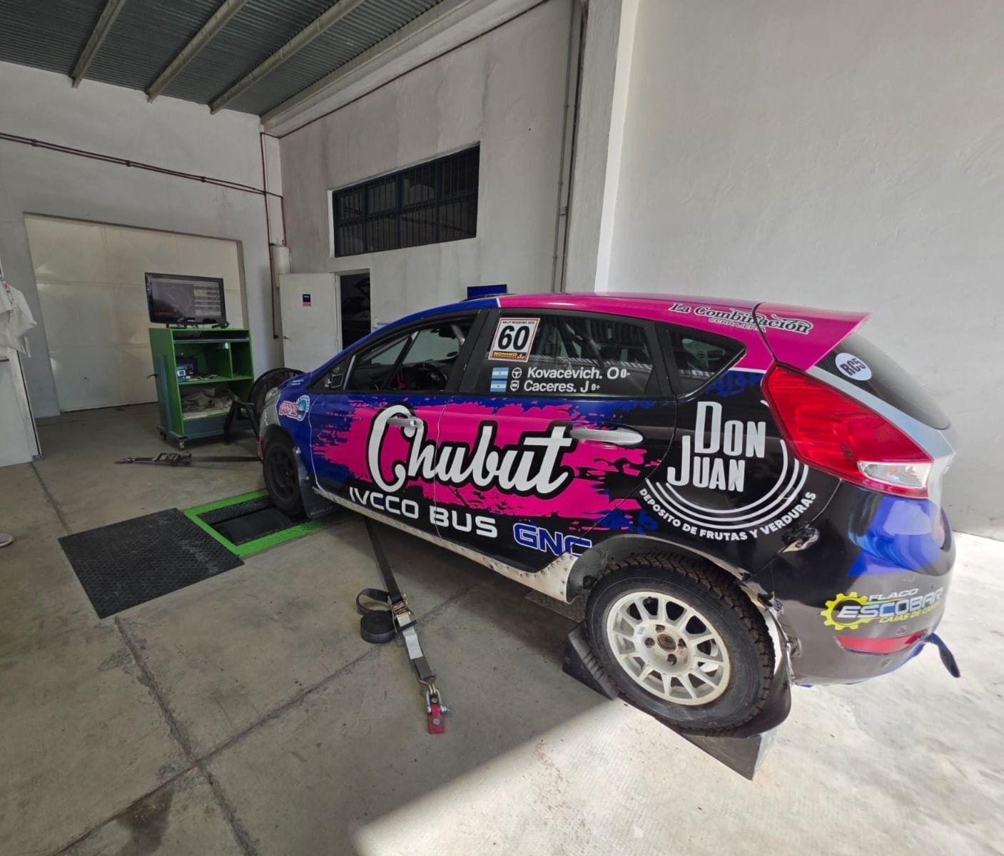 Ford Fiesta de rally atendido en el taller