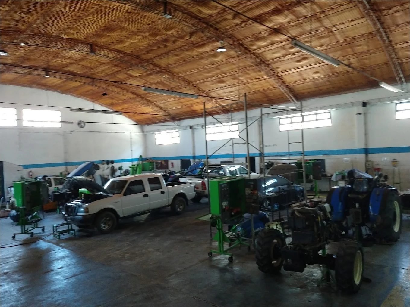 Interior del taller con vehículos y maquinaria